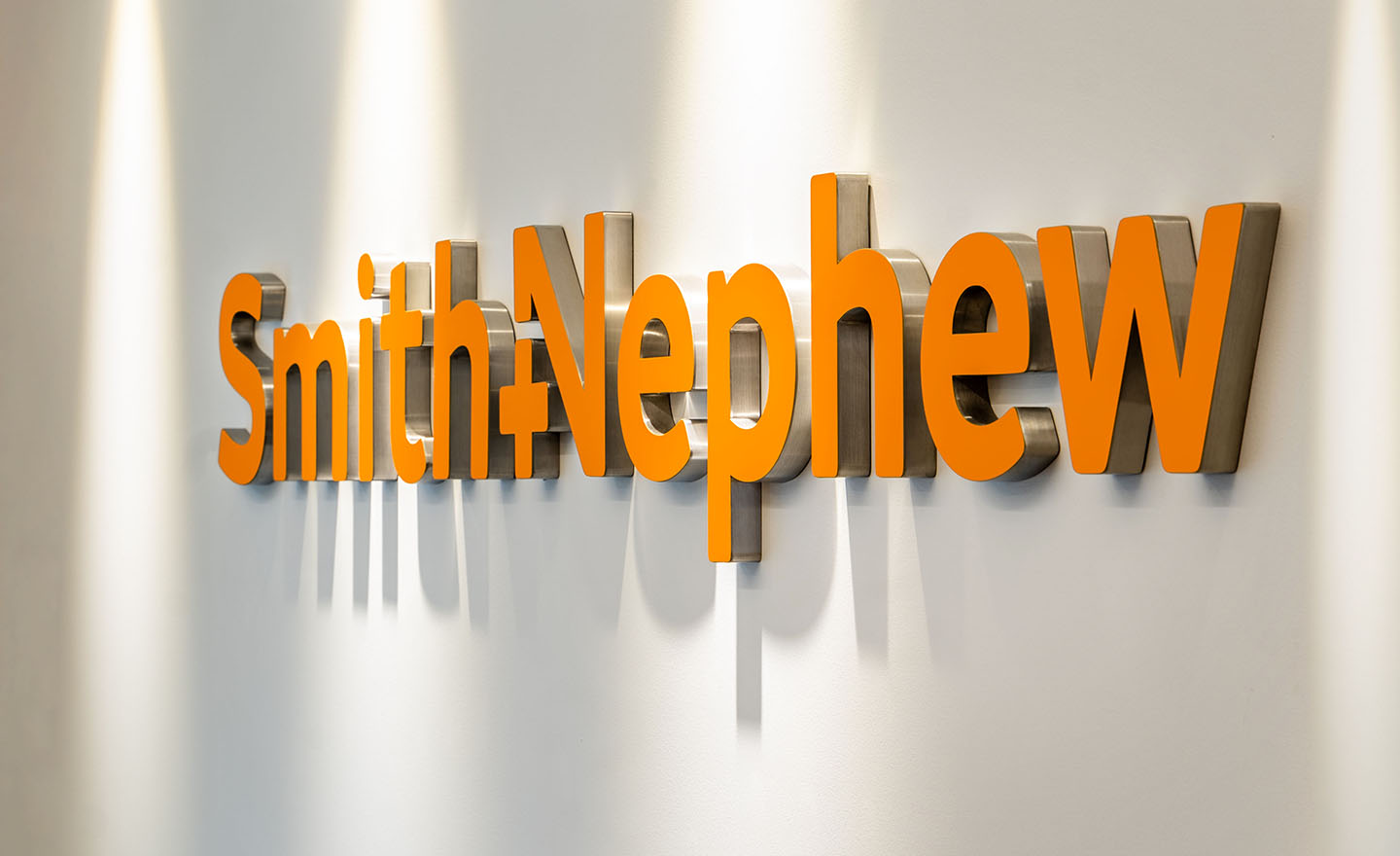 Smith&Nephew Close up Sign